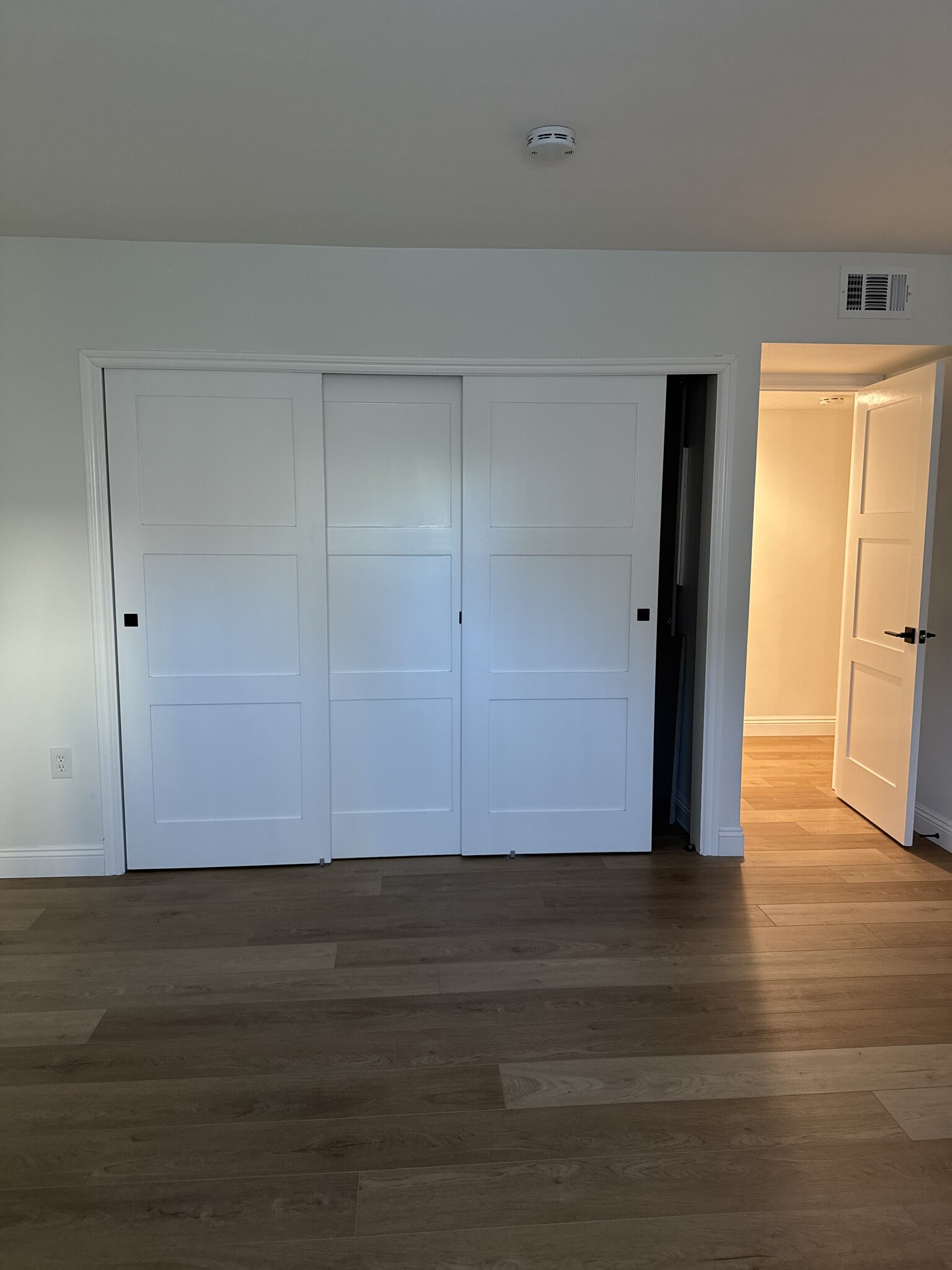 Room available for rent (facing hallway) - 33821 Violet Lantern St