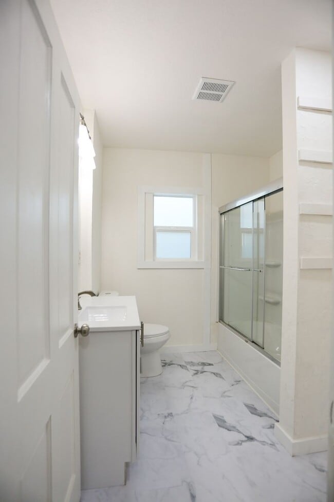 Building Photo - Remodeled 3bed 2 bath Single Family home