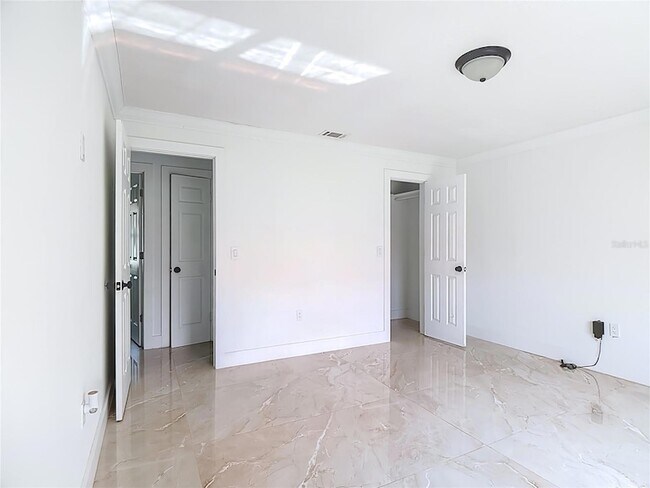 Building Photo - 201 Valencia Dr