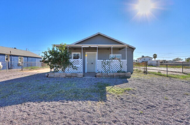 Building Photo - 2 Room 1 Bath Cottage with Huge Backyard