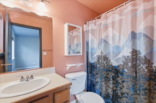 Building Photo - 3 Bedroom, 2 Bath, with 2 Car Garage Located on the Central Bench Rim