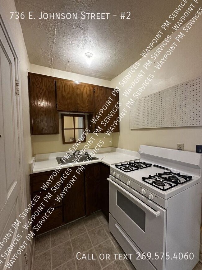 Building Photo - 736 E Johnson St