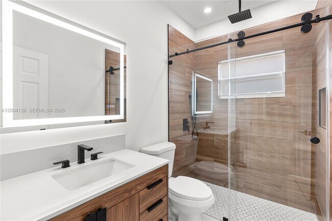 Building Photo - 2413 N Greenway Dr