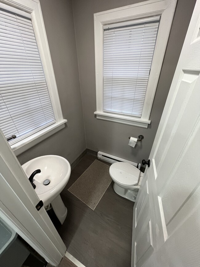 Building Photo - 1910 Hst W 10th St