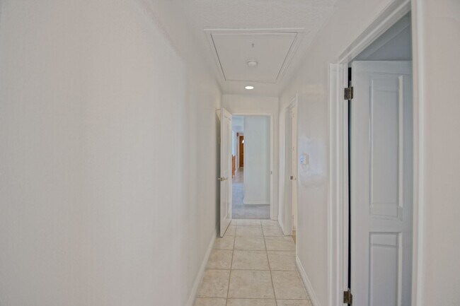 Building Photo - VERY BRIGHT & AIRY, 2050 SQ FT HOME W/ TON...