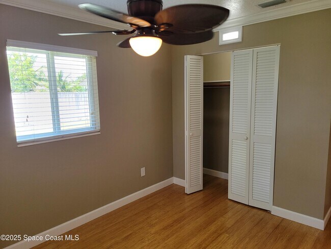 Building Photo - 245 Harbour Dr E