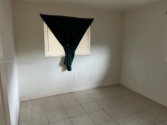 Building Photo - 890 NW 22nd Ct