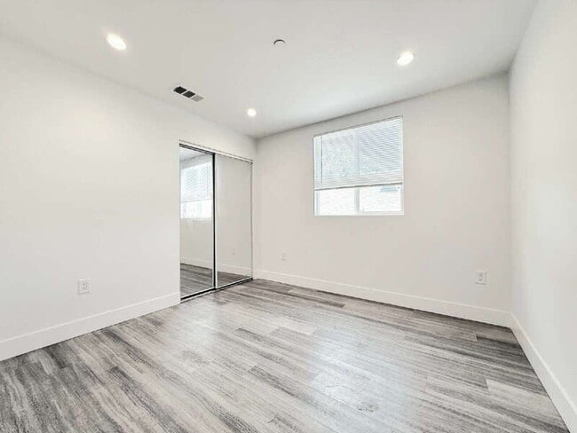 Building Photo - 829 E 74th St