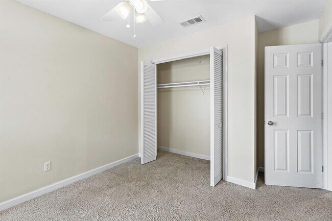 Building Photo - 2701 Peach Tree Ln