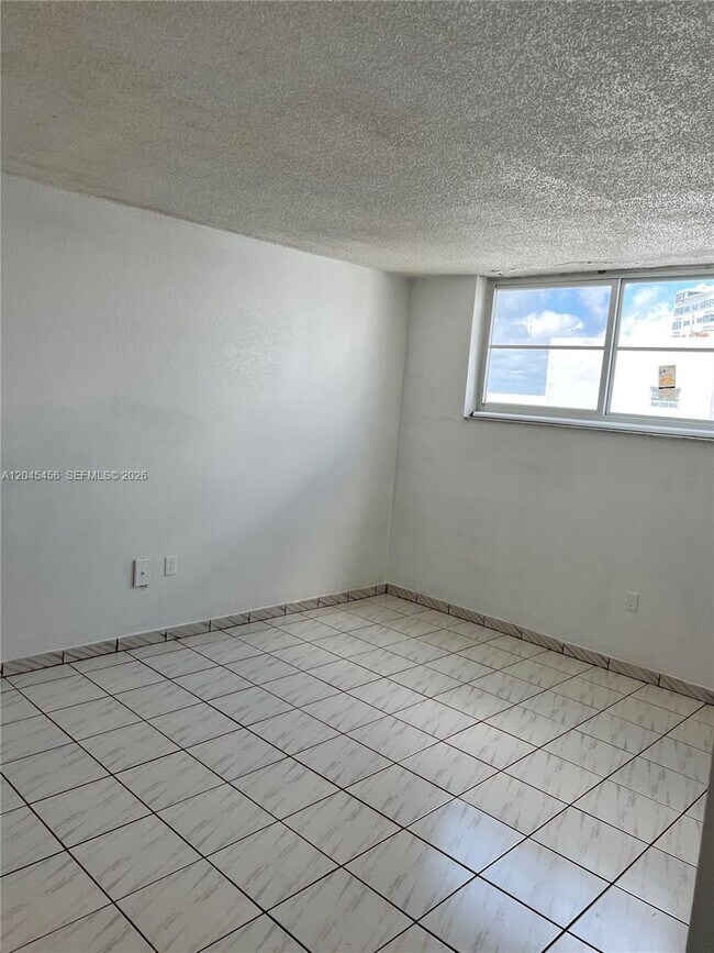 Building Photo - 1750 James Ave