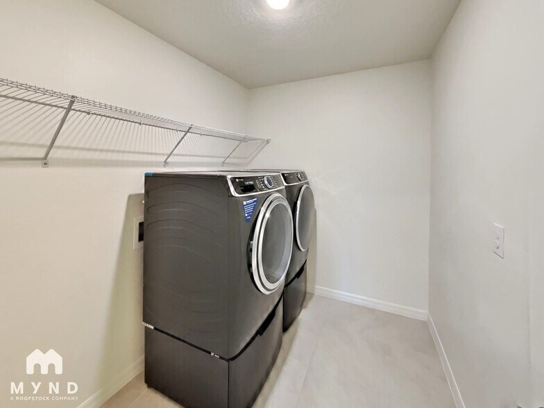 Building Photo - 37450 MacKenzie Dr