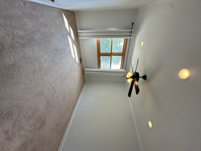 Building Photo - 567 Lorelei Dr