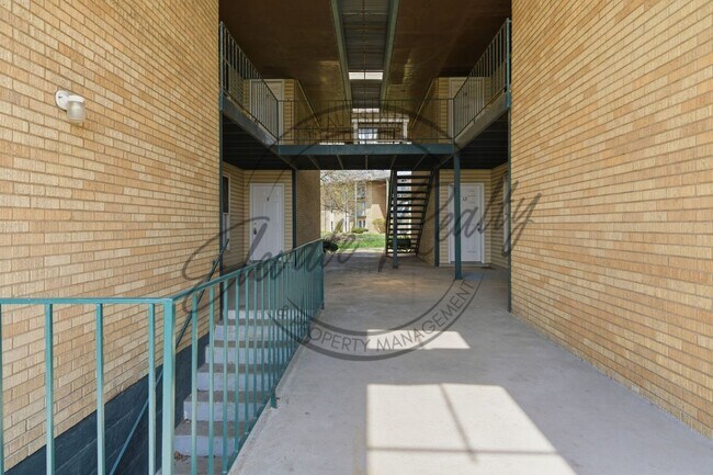 Building Photo - SPRING SPECIAL!! FIRST MONTH FREE on this ONE Bedroom Condo, First Floor, across from Madison Park!