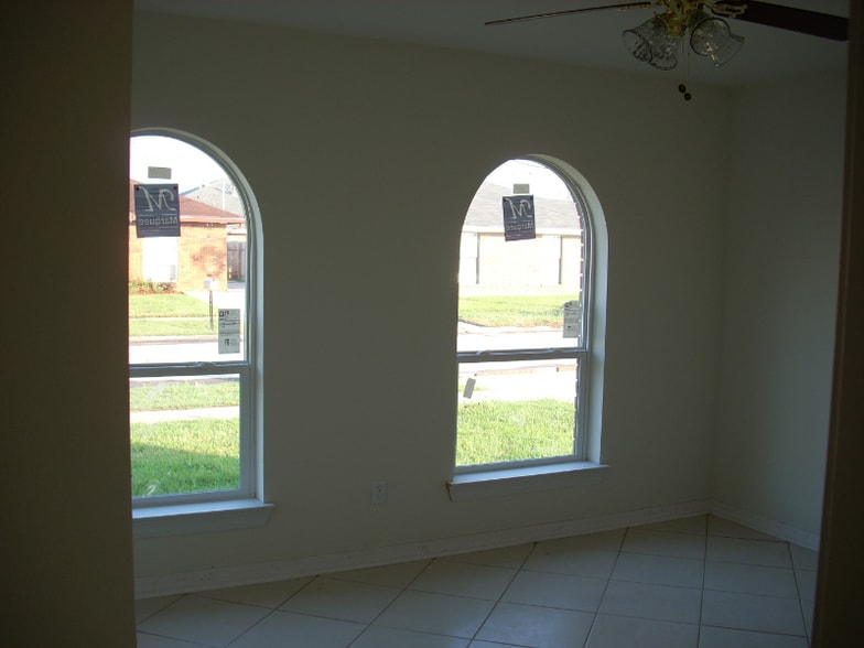 Building Photo - 3613 Ventura Dr