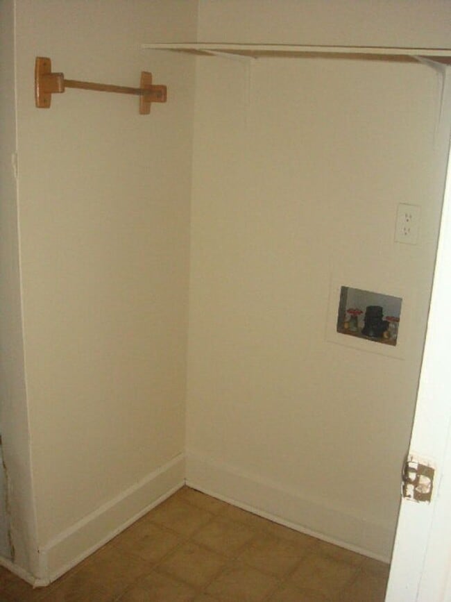 Building Photo - THREE BEDROOM, ONE BATH