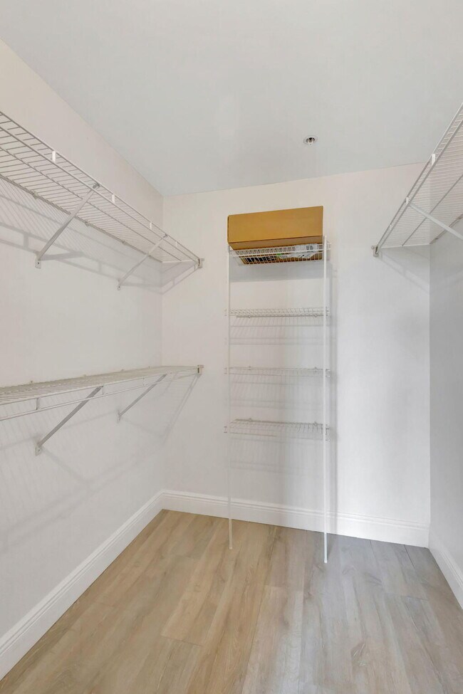 Building Photo - 780 S Sapodilla Ave