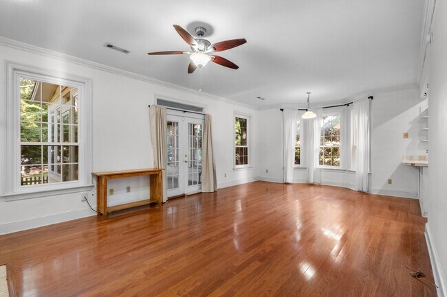 Building Photo - HISTORIC DOWNTOWN  3 bedroom 2.5 bath home