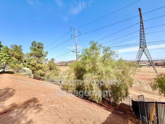 Building Photo - 102 Goldenrod Ave