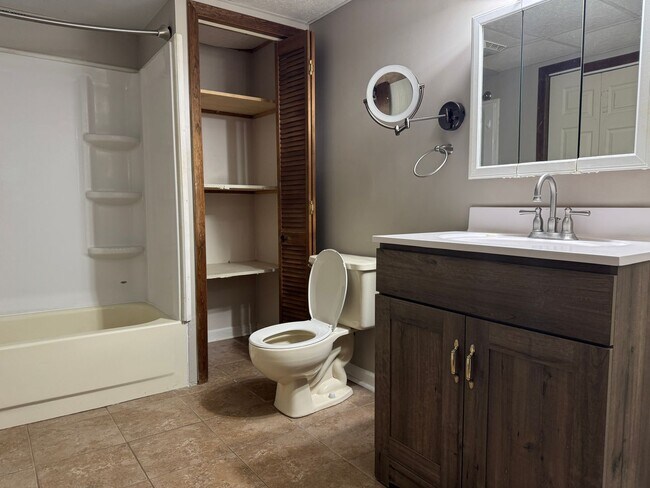 Building Photo - Bright and spacious split-entry home with ...