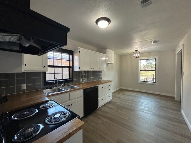 Building Photo - 117 S Main St