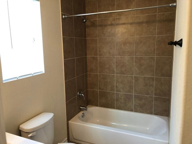 Building Photo - Town home for rent