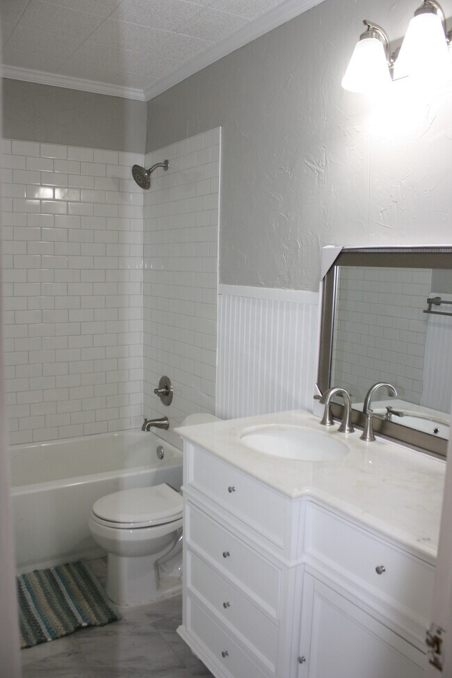 Bath 1 - 2121 22nd St