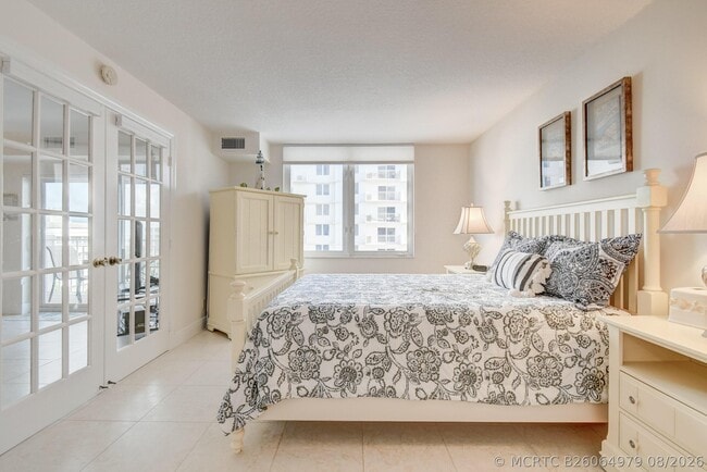 Building Photo - 3221 S Ocean Blvd
