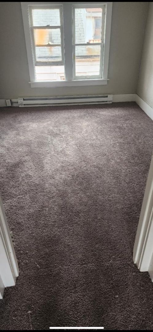 Building Photo - Large 4 bedroom Colonial- Section 8 Accepted- NO DEPOSIT SPECIAL