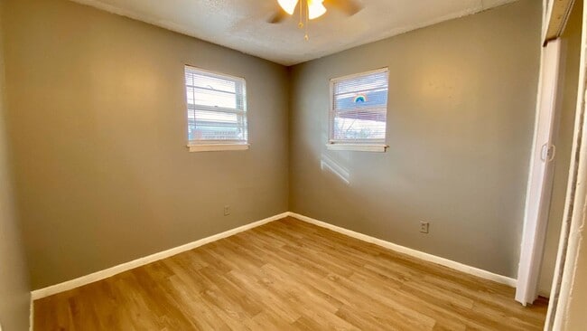 Building Photo - $0 First Month's Rent / $0 Deposit at Move-in