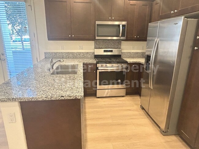 Building Photo - ***Charming 3 bed / 2.5 bath Townhome in O...