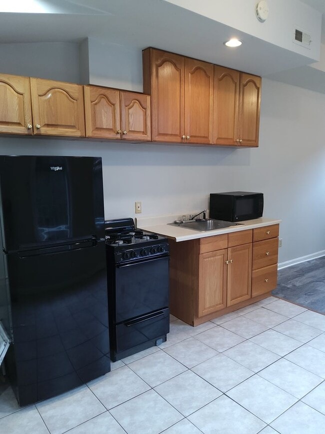 Building Photo - Little Italy Carriage House offering A/C and Laundry