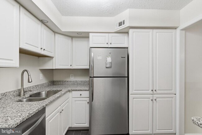 Building Photo - 5904 Mt Eagle Dr