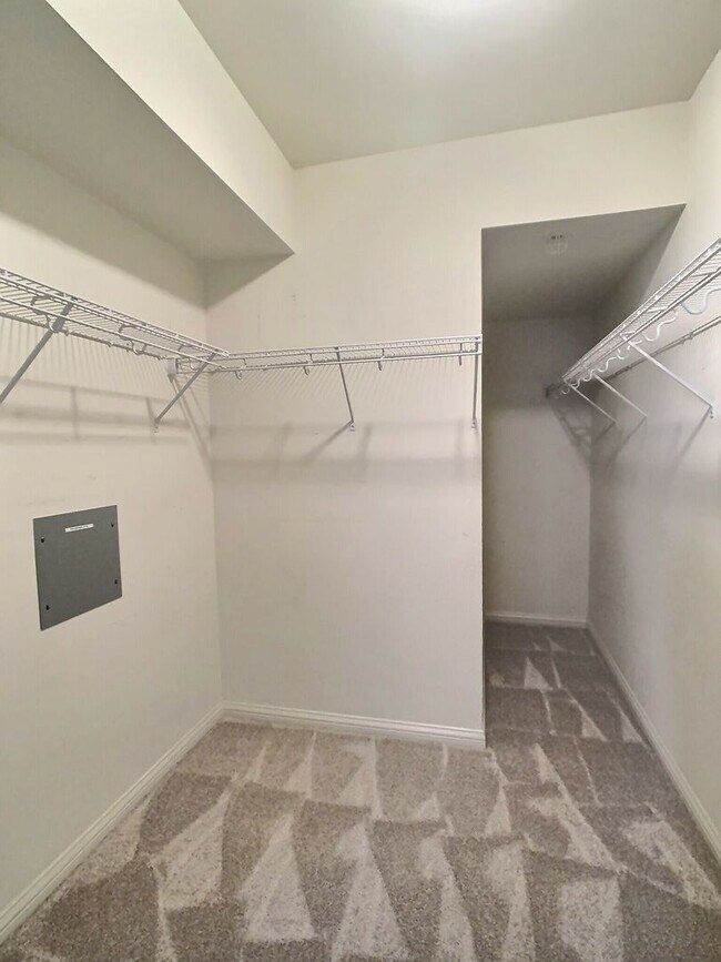 Building Photo - Huge 2 Bedroom/2 Bath Condo with Storage in Downtown San Jose