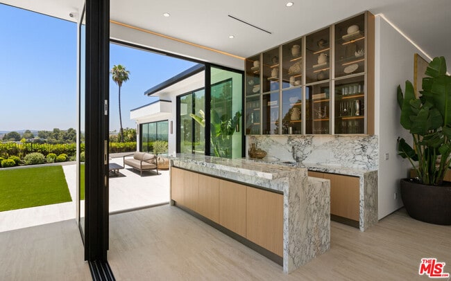 Building Photo - 365 Trousdale Pl