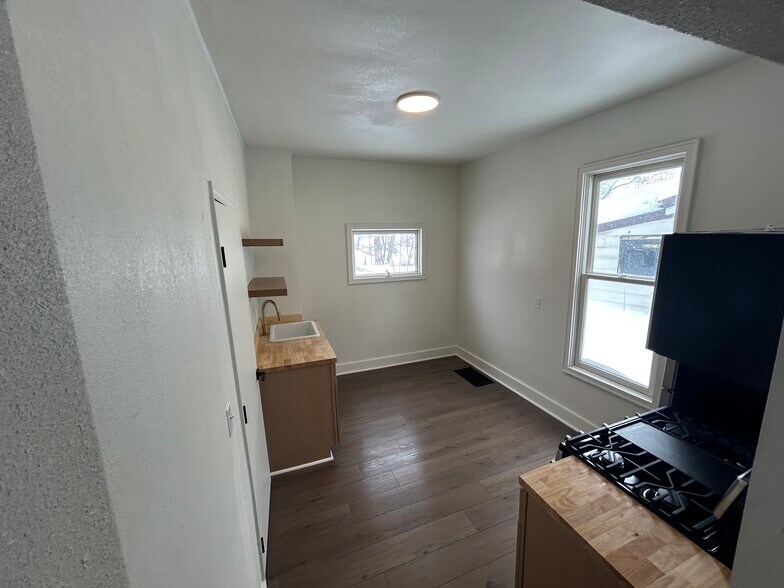 Building Photo - 232 Ferris St