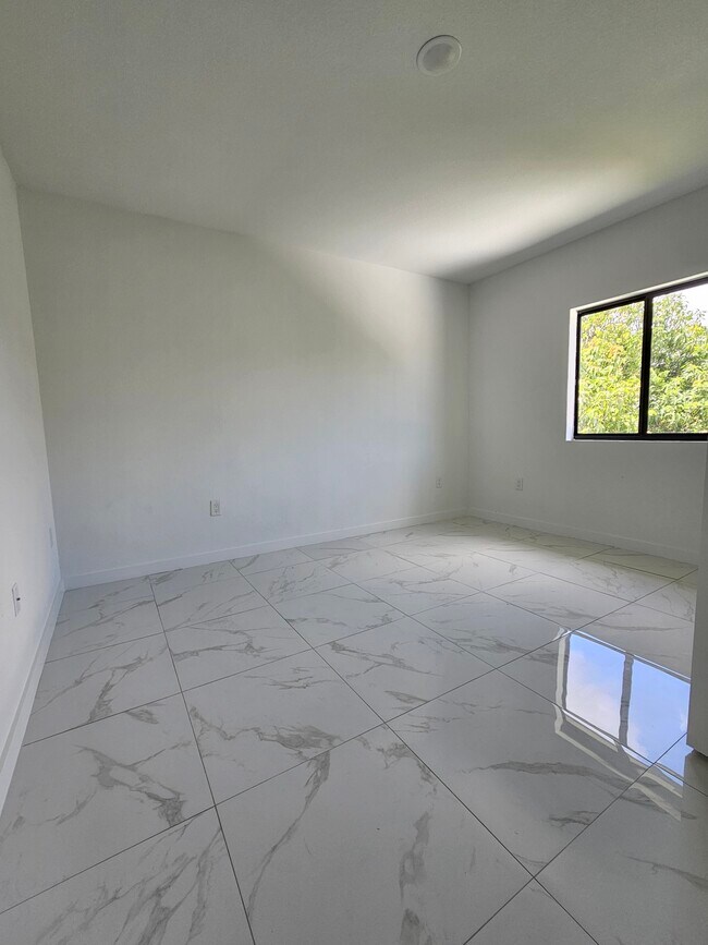 Building Photo - 1101 NW 105th St