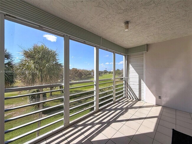 Building Photo - 605 Oaks Dr