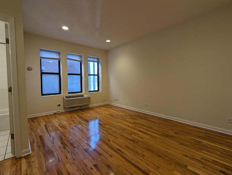 Building Photo - 912 W Dakin St