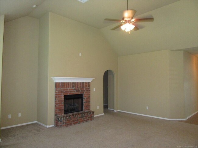 Building Photo - 4 Bed | 2 Bath in Owasso!