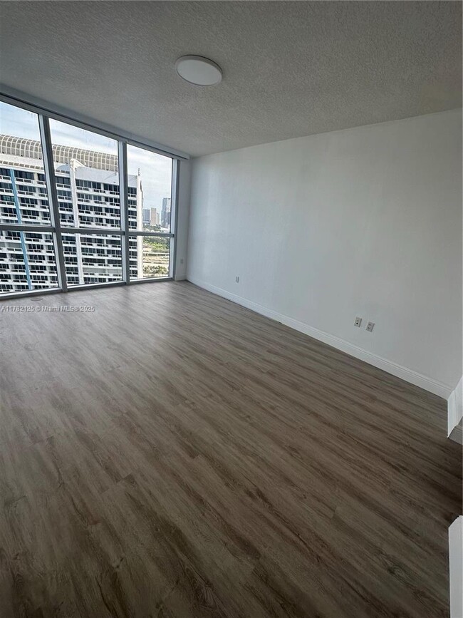 Building Photo - 1750 N Bayshore Dr