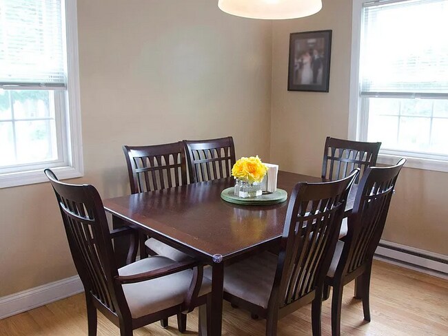 Building Photo - Bright and spacious end-unit townhouse