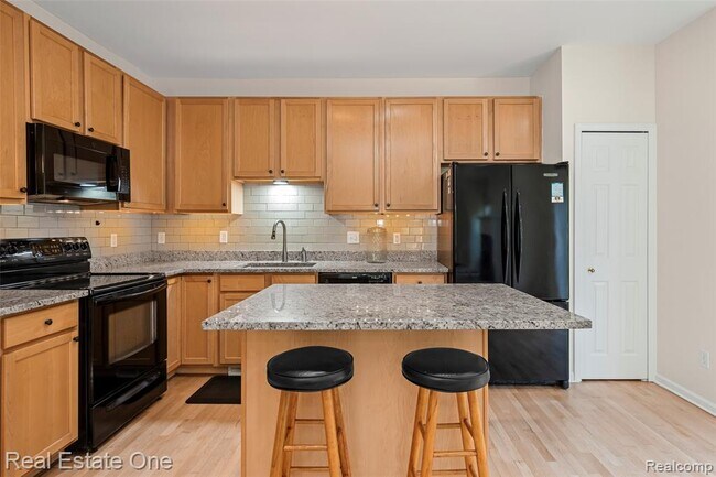 Building Photo - 38282 Saratoga Cir