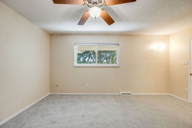 Building Photo - Updated 2BD Townhome | Private Patio | Community Amen