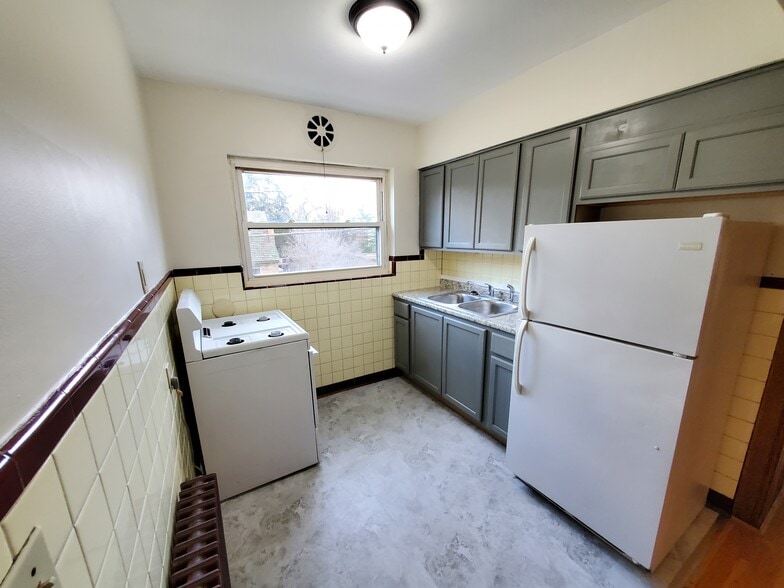 Kitchen - 3358 boudinot ave
