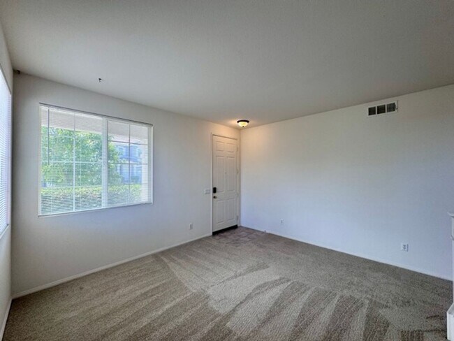 Building Photo - Beautiful 3 Bedroom two story South Temecu...