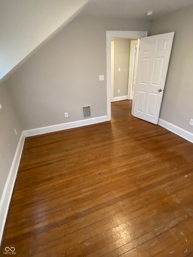 Building Photo - 4025 N Kenwood Ave