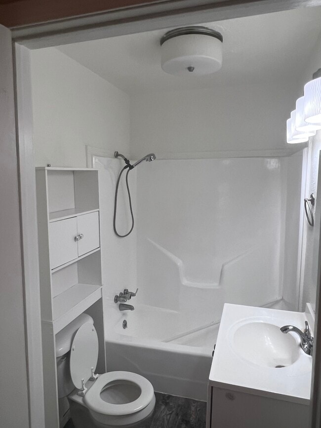 Building Photo - 101 SW 8th St