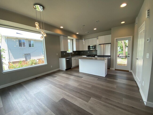Building Photo - Beautiful End Unit at Overlook Station