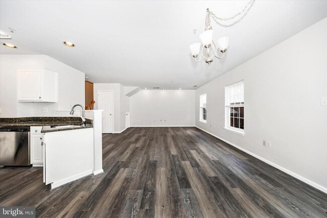 Building Photo - 4960 Clarendon Terrace