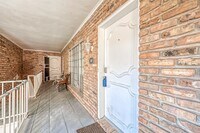 Building Photo - 2201 Fountain View Dr